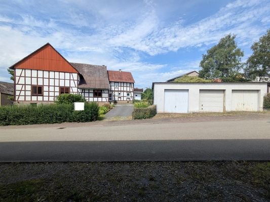 Rückansicht mit Garagen