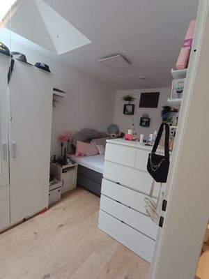 *rechts* Kinderzimmer 