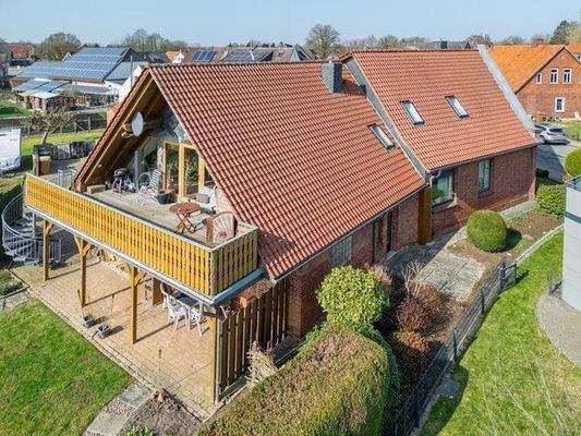 Ansicht Wohnhaus mit Balkon 