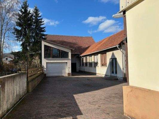 Hof mit Garage und Werkstatthalle