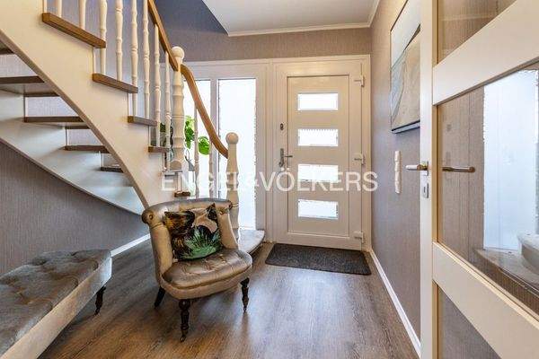 Der Eingangsbereich empfängt sie in warmen Farben und stilvoller Gestaltung