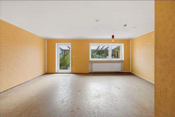 Blick vom Wohn-Esszimmer zur Terrasse