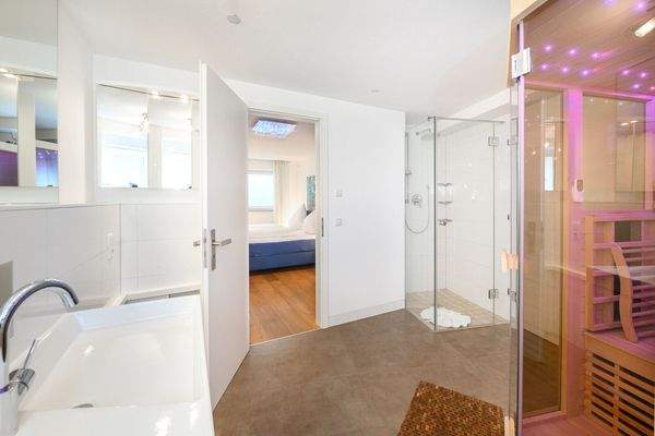 Modernes Bad mit Dusche | Souterrain