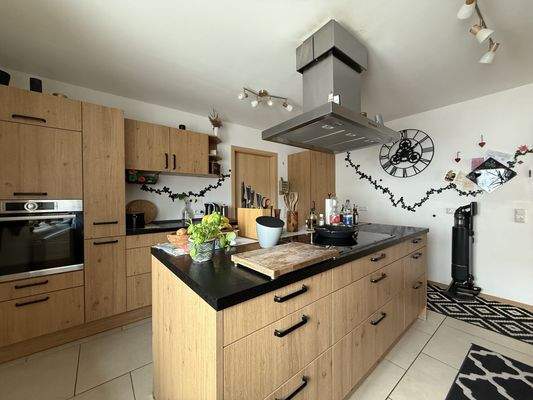 Großzügige Küche (Foto 2)