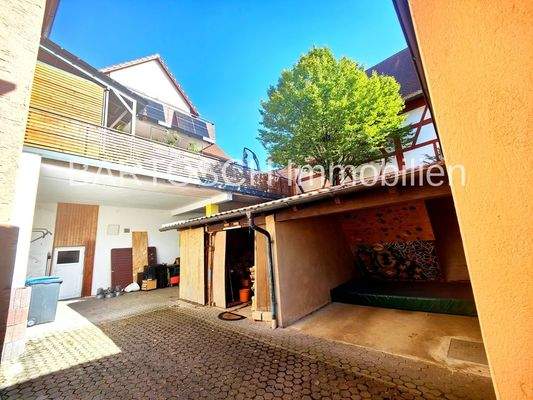 Innenhof mit Stellplätze