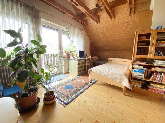 Großes Zimmer im Dachgeschoss