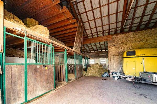 Scheune mit Stallung und Stellplätzen