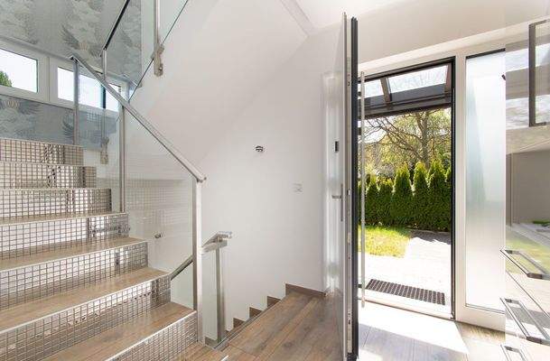 Moderner Eingangsbereich im Hinterhaus