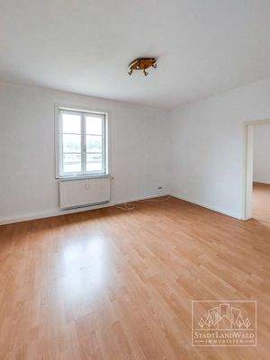 Schlafzimmer mit Zugang zu großem Ankleidezimmer