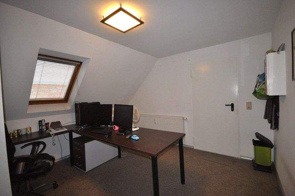 38 Abstellen und Zugang zum Spitzboden.JPG