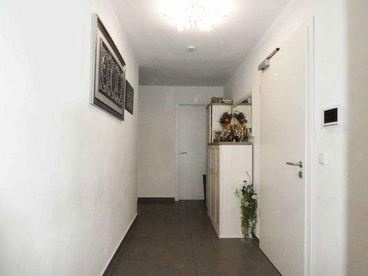 Flur zum Abstellraum und Bad