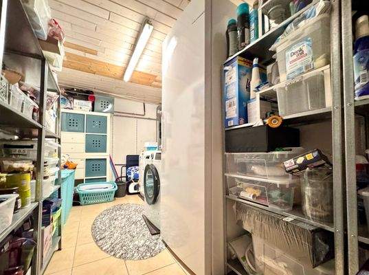 Hauswirtschafsraum mit Regalsystem (UG).jpg