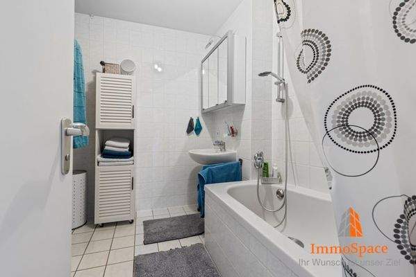 Badezimmer mit Duschbadewanne