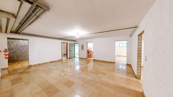 Flur im UG mit Zugang zu den Kellerräumen