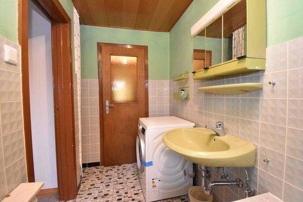 1 OG: Bad mit Duschwanne und Waschmaschinenanschlu