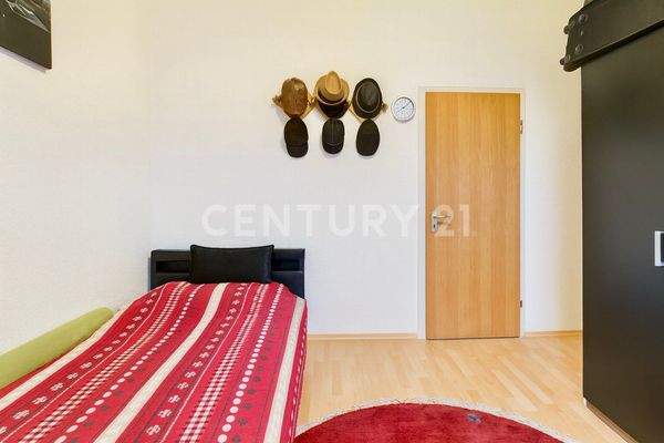 1. OG - Kinderzimmer mit Blick zur Tür