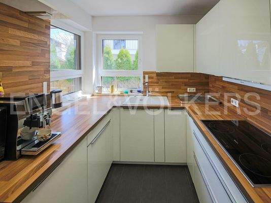 Moderne Einbauküche mit Holzarbeitsplatte