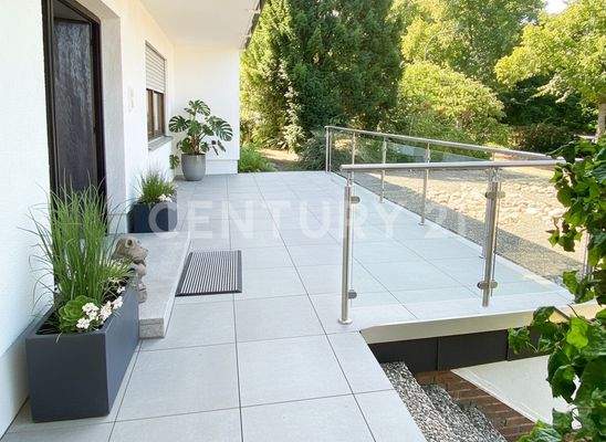 Eingangsbereich mit Terrasse & Weitblick (mit KI bearbeitet)