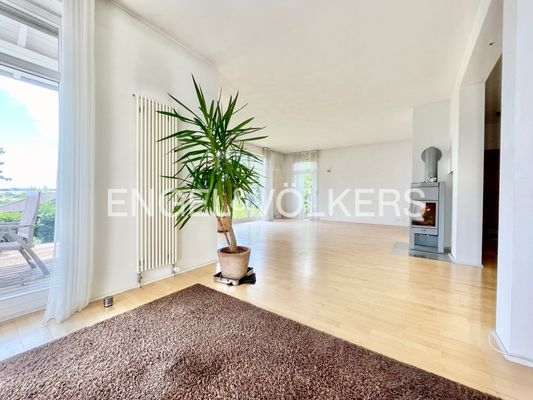 EG: Großzügiger und heller Wohn- und Essbereich