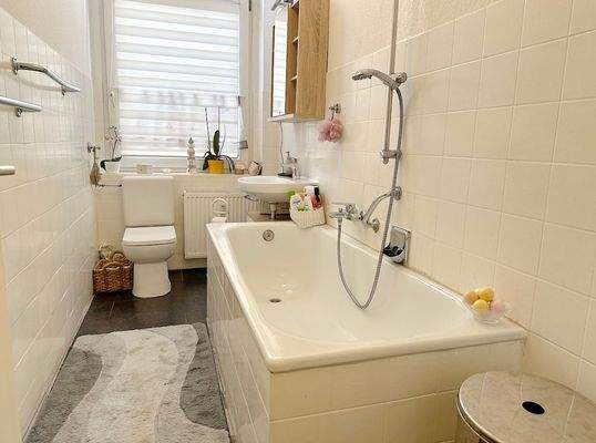 Wannenbad mit Fenster.