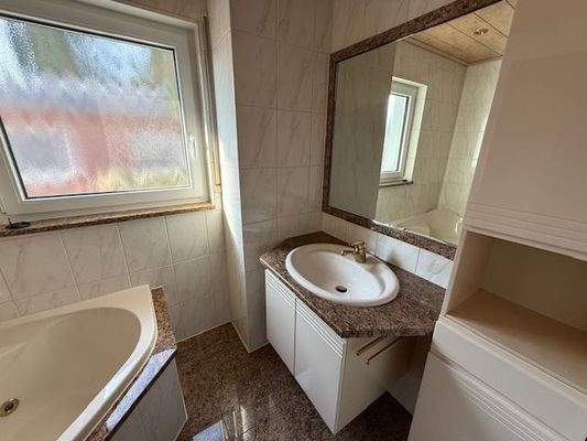 OG Bad mit Eckbadewanne