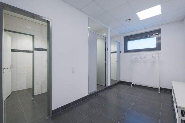 Umkleide und Duschen