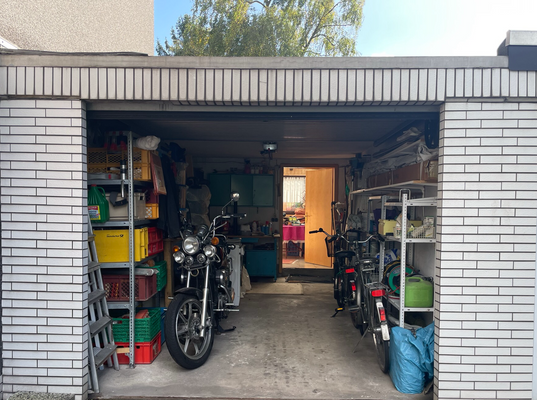 Garage und Stellplatz