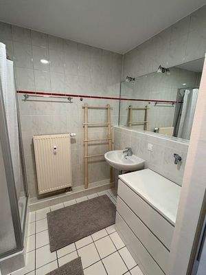 hell gefliestes neues Badezimmer