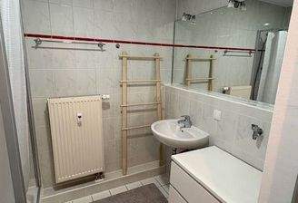 hell gefliestes neues Badezimmer