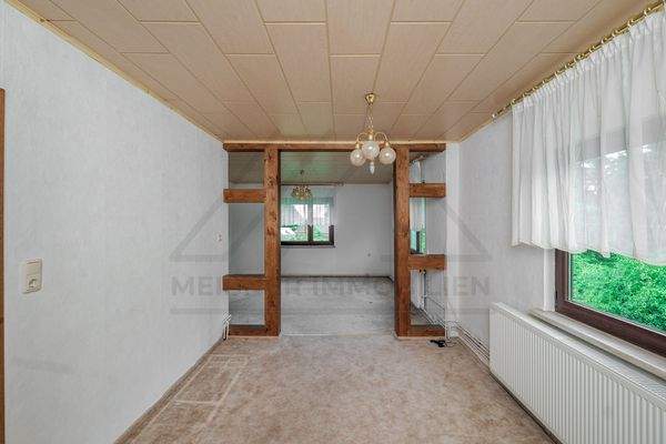 Essbereich mit Blick ins Wohnzimmer