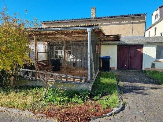 mit Voliere/Hühnerstall