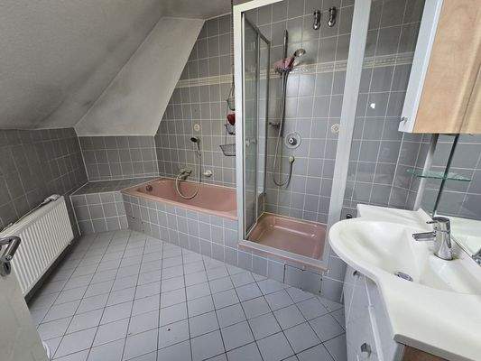 Badezimmer hinter dem Elternschlafzimmer 