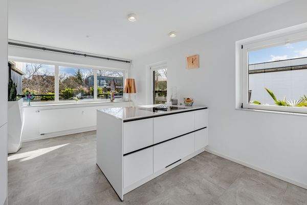 Halboffener Kochbereich mit Terrassenausgang