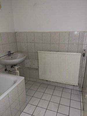 Weisses Badezimmer mit Lavabo