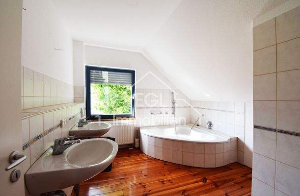 OG - Bad m. Wanne, Dusche.jpg