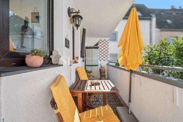 Südbalkon in den Hinterhof 