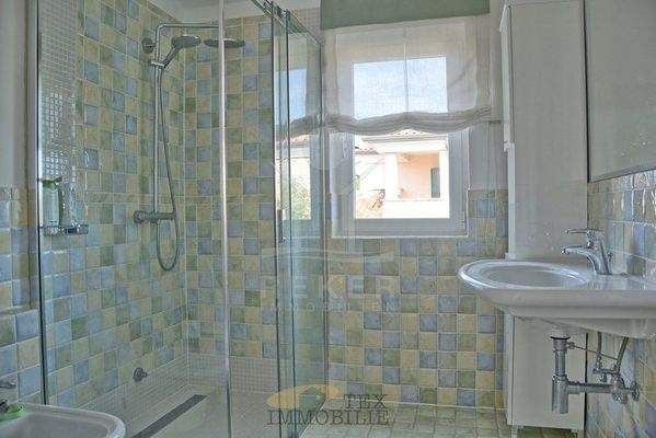 Drei Badezimmer komplettieren die Villa