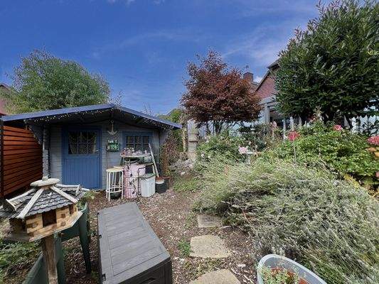 Garten mit Gartenhaus