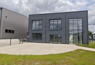 Eingangsbereich v außen mit Terrasse