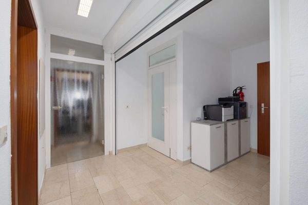 Eingangsbereich mit Rolltor Gewerbe OG