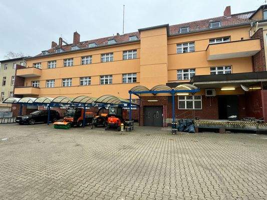 Parkplätze und Aufzug