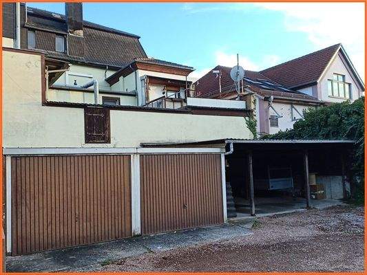 Rückseite mit Garage