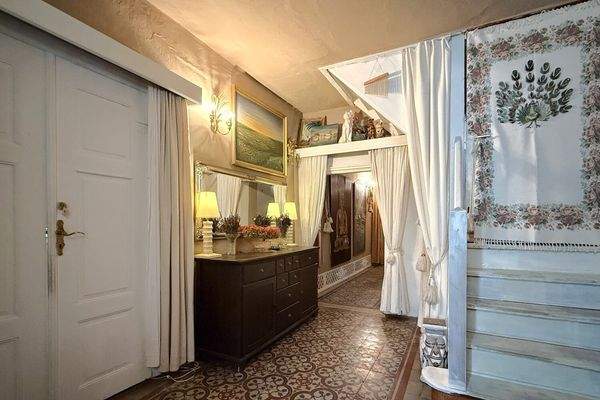 eindrucksvolles Foyer mit originalen Fliesen