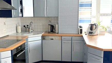 moderne Einbauküche mit dabei