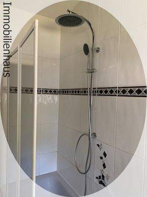 Badewanne mit Duschtrennwand.jpg