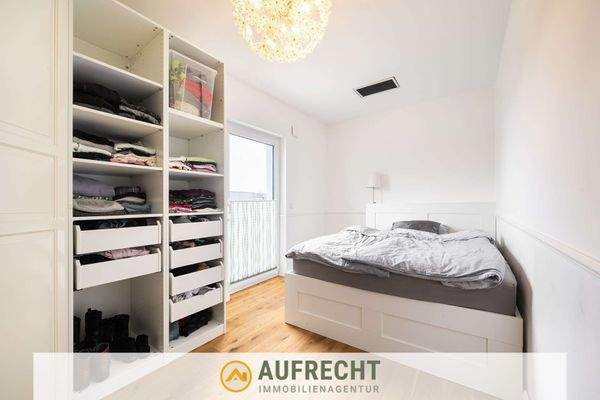 lichtdurchflutetes Schlafzimmer