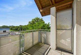 CAM04191G0-PR0051-STILL002