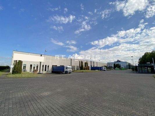 Außenansicht Halle und Bürogebäude