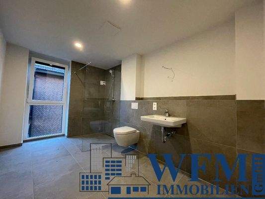 Badezimmer mit Tageslicht und ebenerdiger Dusche