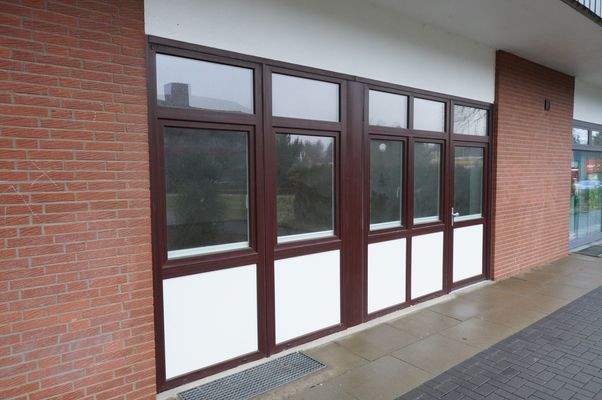 Hinterer Ausgang und große Fensterfront